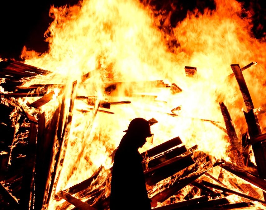 Dinas Damkar DKI Jakarta Bantu Tabrakan Kendaraan di Kebun Warga